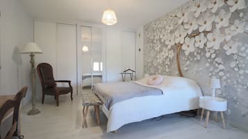 3 slaapkamers, een strijkplank/strijkijzer, gratis wifi, beddengoed