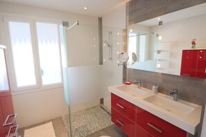 Shower, hair dryer, toilet paper - Gîte de la Houblonnière (Bonnencontre)
