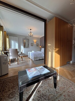 1 bedroom, iron/ironing board, Internet, bed sheets - STUNNING DIRECT EIFFEL TOWER VIEW 6th Floor Apartment (Paris)