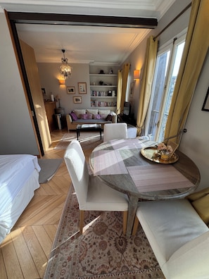 Interior - STUNNING DIRECT EIFFEL TOWER VIEW 6th Floor Apartment (Paris)