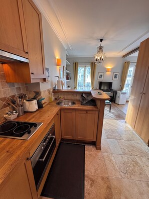 Private kitchen - STUNNING DIRECT EIFFEL TOWER VIEW 6th Floor Apartment (Paris)