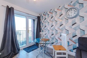 Interior - Free WiFi & Parking, Huge Monthly Stay Discounts (Manchester)