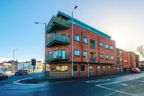 Exterior - Free WiFi & Parking, Huge Monthly Stay Discounts (Manchester)