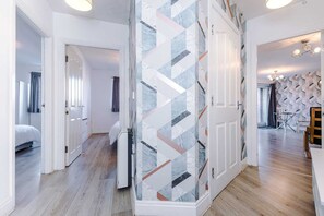 2 bedrooms, iron/ironing board, Internet, bed sheets - Free WiFi & Parking, Huge Monthly Stay Discounts (Manchester)