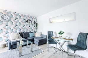 TV - Free WiFi & Parking, Huge Monthly Stay Discounts (Manchester)