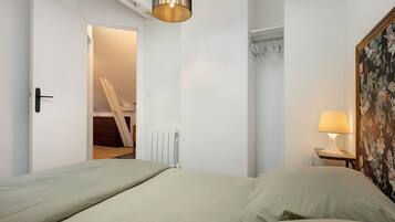 Iron/ironing board, WiFi, bed sheets