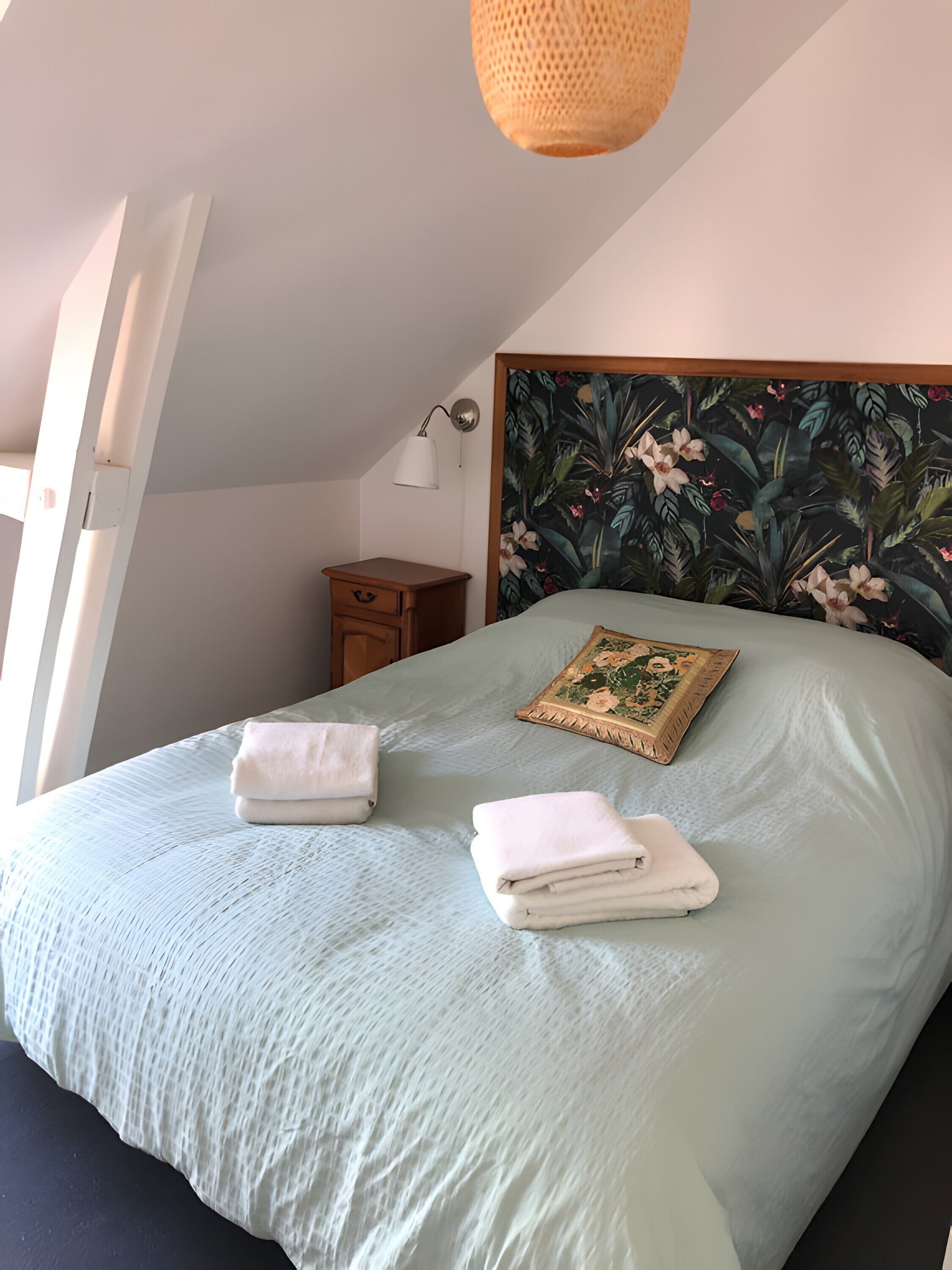 Tabla de planchar con plancha, wifi y ropa de cama 