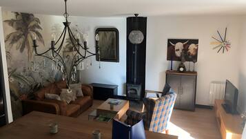 Televisión y chimenea