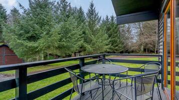 Classic Cabin | Outdoor dining