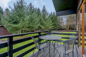 Classic Cabin | Outdoor dining
