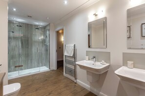 Classic Cabin | Bathroom - Landal Piperdam (Dundee)