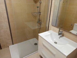 Shower, hair dryer, towels, soap - Triplex del Duque (Fañabe)