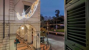 A building entrance with a decorative archway, a Christmas tree, and a sign indicating a parking area. - Welcome to I Profumi del Mare, our guesthouse in the heart of La Spezia.We offer three spacious and tastefully furnished rooms, each with a private bathroom. Each room is an oasis of tranquility, and well designed to guarantee maximum comfort.The guestho (La Spezia)