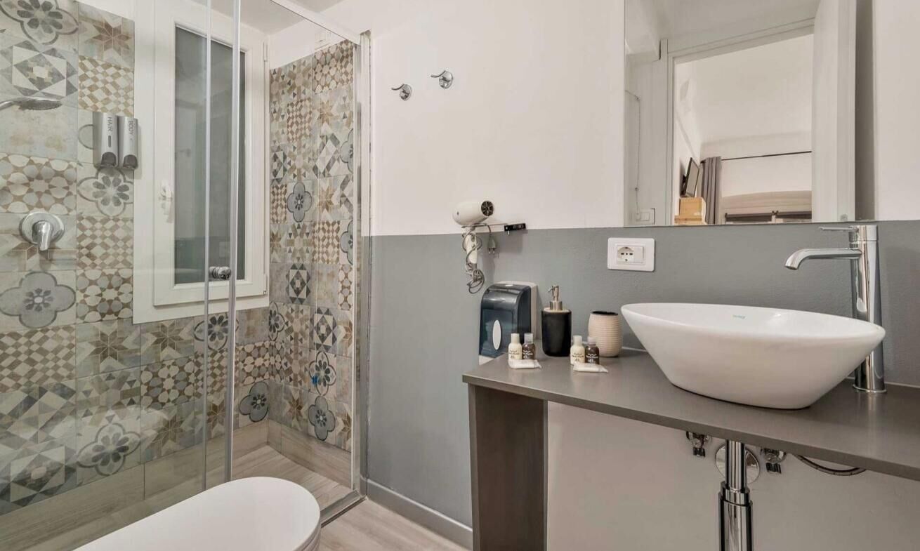 Douche, bidet, papier de toilette