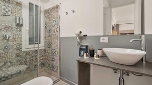 A bathroom with a shower, toilet, and sink. - Welcome to I Profumi del Mare, our guesthouse in the heart of La Spezia.We offer three spacious and tastefully furnished rooms, each with a private bathroom. Each room is an oasis of tranquility, and well designed to guarantee maximum comfort.The guestho (La Spezia)