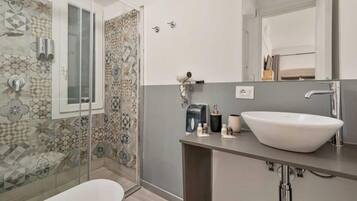 Douche, bidet, papier de toilette