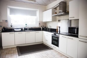 Private kitchen - Charming villa with garden and private parking (Montigny-le-Tilleul)