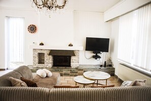 Living area - Charming villa with garden and private parking (Montigny-le-Tilleul)