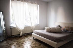 6 bedrooms, WiFi, bed sheets - Charming villa with garden and private parking (Montigny-le-Tilleul)