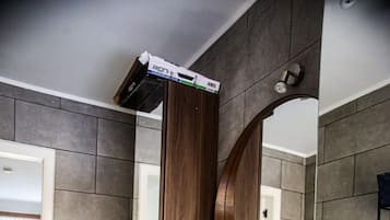 Douche, bidet, serviettes fournies, savon