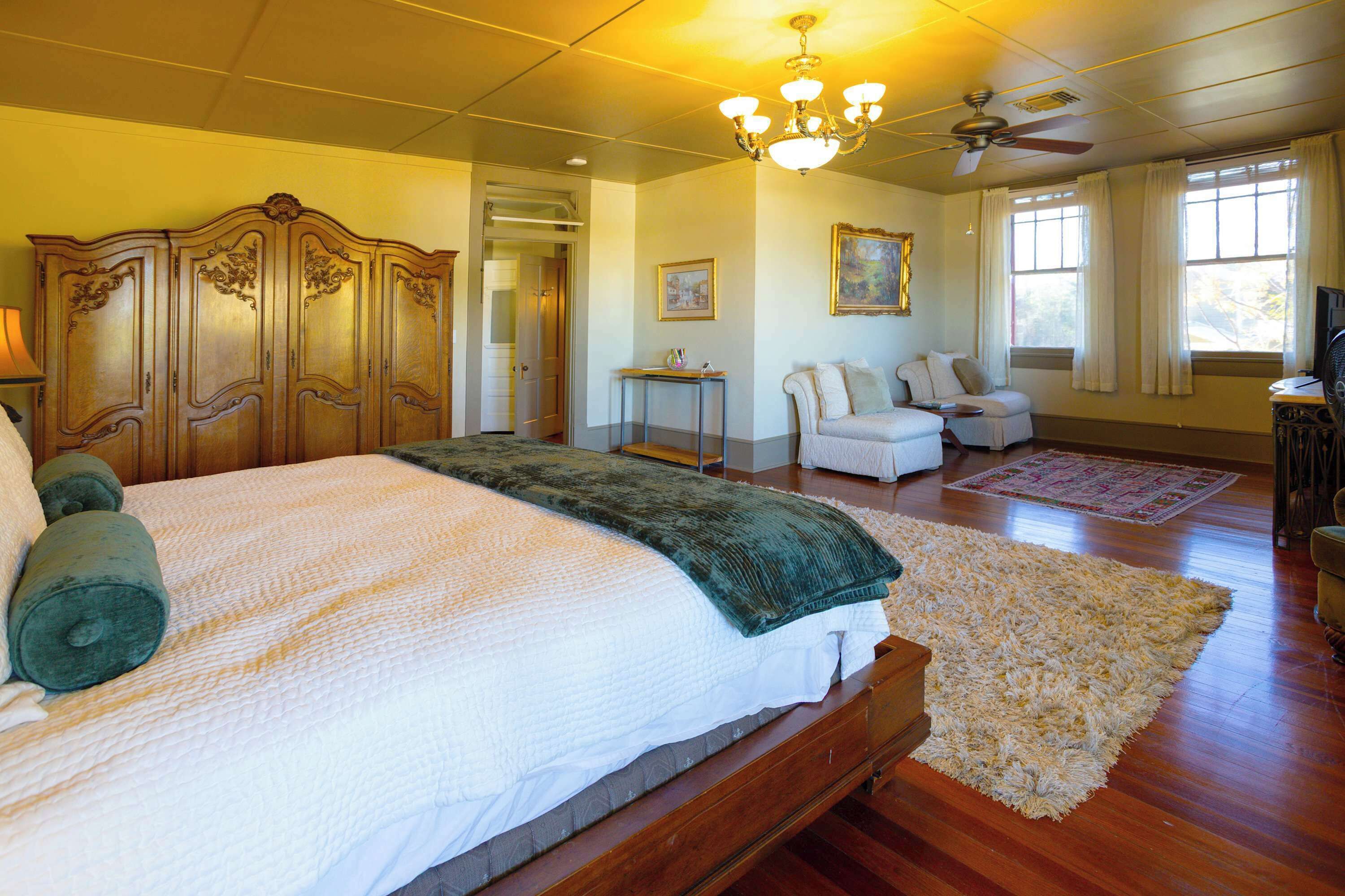 House, Multiple Beds, Patio, Pool View (1906 Haus) | 6 bedrooms, individually decorated, individually furnished, bed sheets