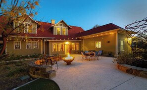 Outdoor dining - 1906 Haus Stay for 13 With Pool-hot Tub (Comfort)