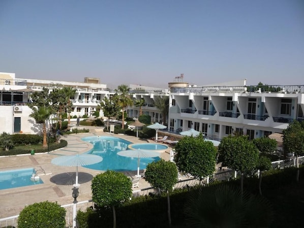 Doppelzimmer, Poolblick | Pool | 2 Außenpools, geöffnet von 08:00 Uhr bis 17:30 Uhr, Cabañas (kostenlos)