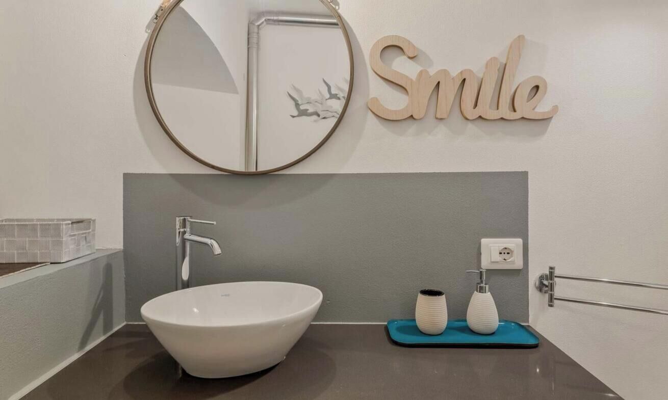 Een douche, een bidet, handdoeken, toiletpapier