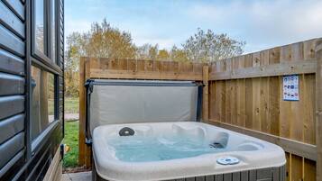 Kabin Mewah | Bathtub spa outdoor