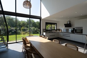 Fridge, microwave, oven, stovetop - Villa 'Azur' with Sea View, Wi-Fi and Air Conditioning (Grimaud)