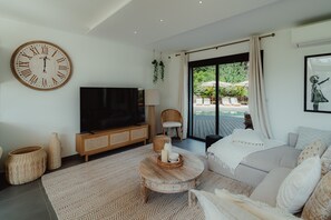 TV, ping pong - Villa 'Azur' with Sea View, Wi-Fi and Air Conditioning (Grimaud)
