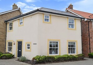 Exterior - Corner Cottage - a cottage that sleeps 8 guests in 3 bedrooms (Filey)
