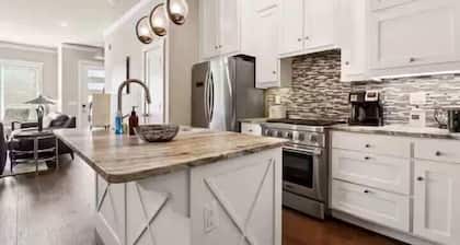 Downtown Bentonville 3BR + Bikes, Walk to Trails