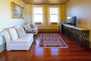 하우스, 침대(여러 개), 파티오, 수영장 전망 (1906 Estate ) | 거실 공간