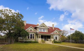 Exterior - 1906 Estate For 21 Guests W/pool,hot Tub (Comfort)