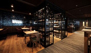 2 bars/lounges
