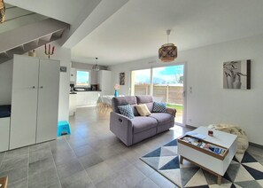 TV - Bright house in Hirel, near beach and activities (Hirel)