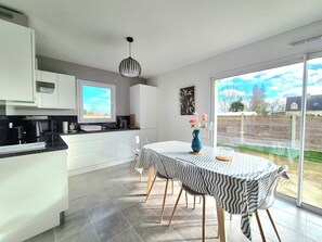 Fridge, microwave, oven, dishwasher - Bright house in Hirel, near beach and activities (Hirel)