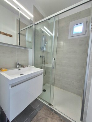 Hair dryer, towels - Bright house in Hirel, near beach and activities (Hirel)