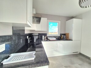 Fridge, microwave, oven, dishwasher - Bright house in Hirel, near beach and activities (Hirel)