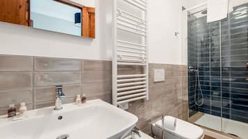 Douche, bidet, papier de toilette