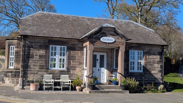 Exterior - Unique Historic Toll House
Berwick upon Tweed. (Berwick-upon-Tweed)