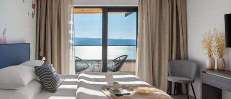 Tabla de planchar con plancha, wifi y ropa de cama