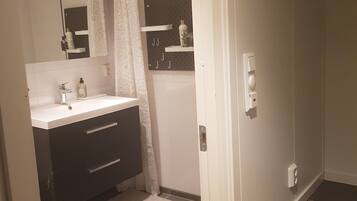 Room, 1 Bedroom, Smoking | Bathroom