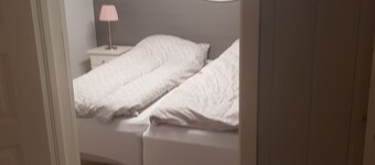 Room-cosy Living Room, Bedroom and Bathr