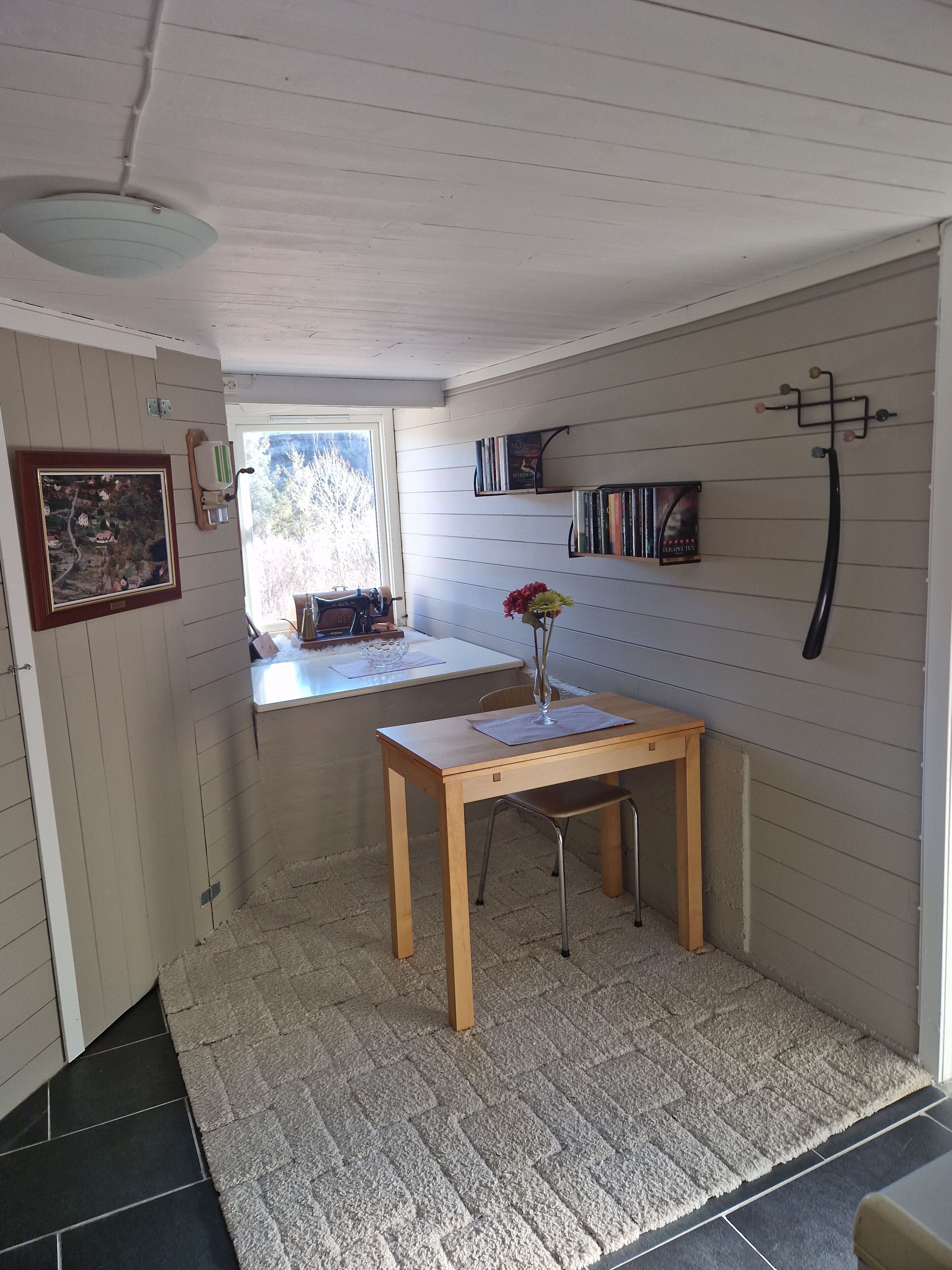 Room, 1 Bedroom, Smoking | Living room | Books