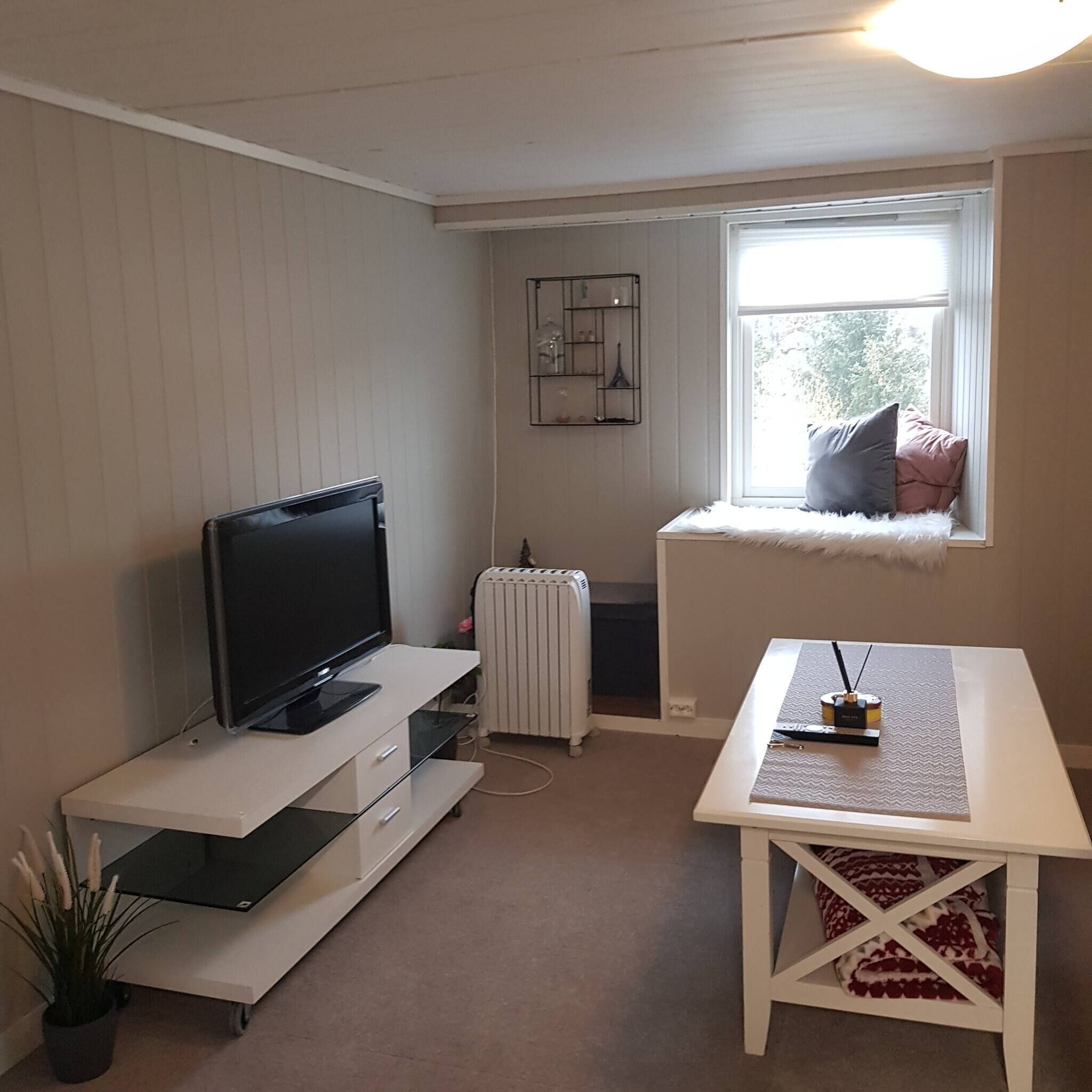 Room, 1 Bedroom, Smoking | Living room | Books