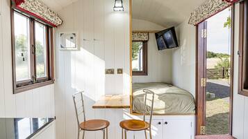 1 bedroom, individually decorated, individually furnished, free WiFi