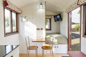 1 habitación, decoración personalizada y muebles diferentes 