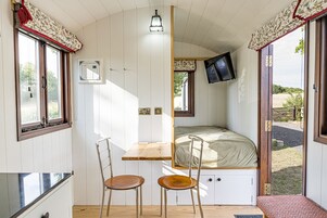 1 habitación, decoración personalizada y muebles diferentes